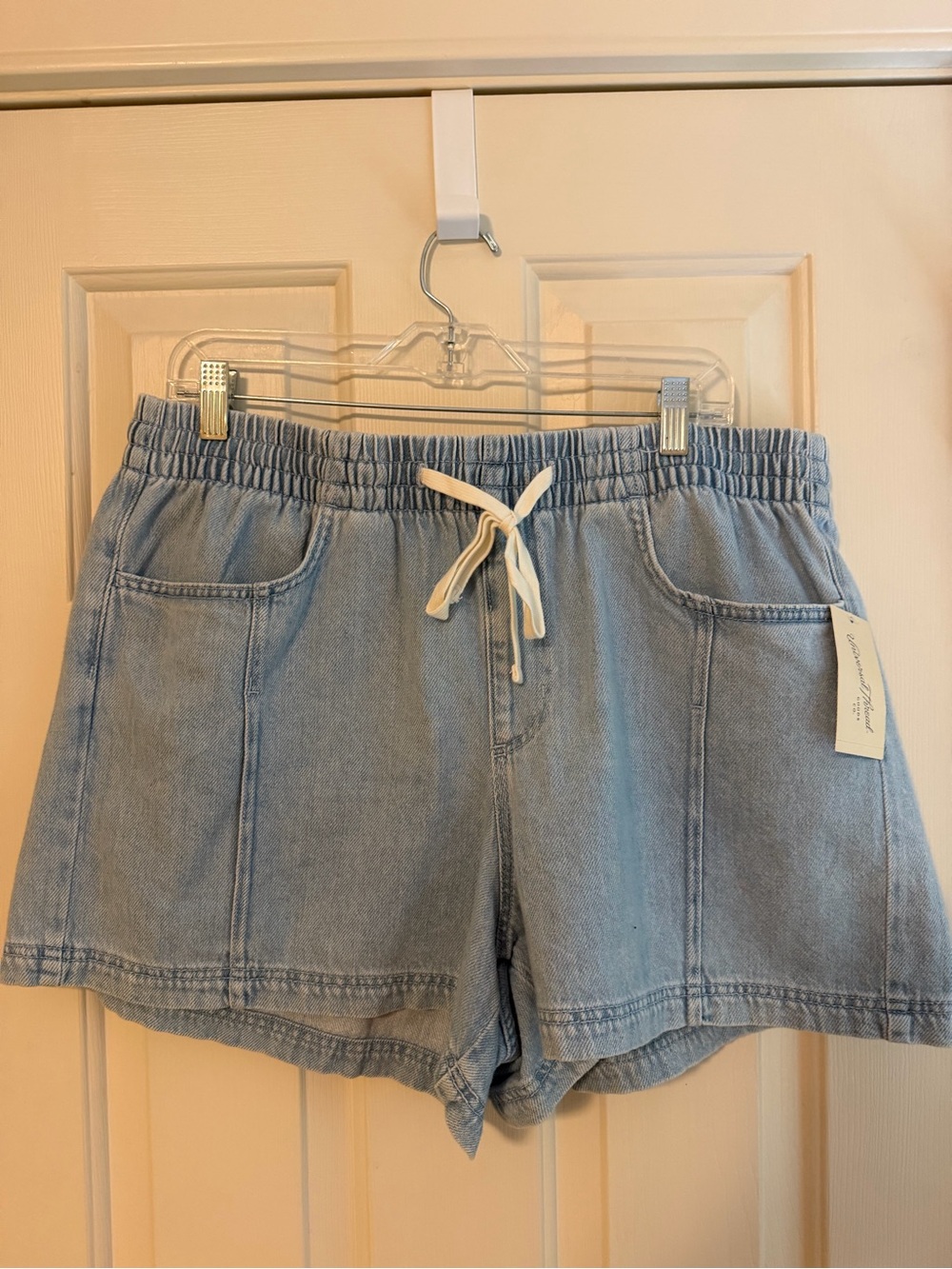 Universal Threads Light Wash Denim Women's Shorts, elastic, Size 14, New w Tags